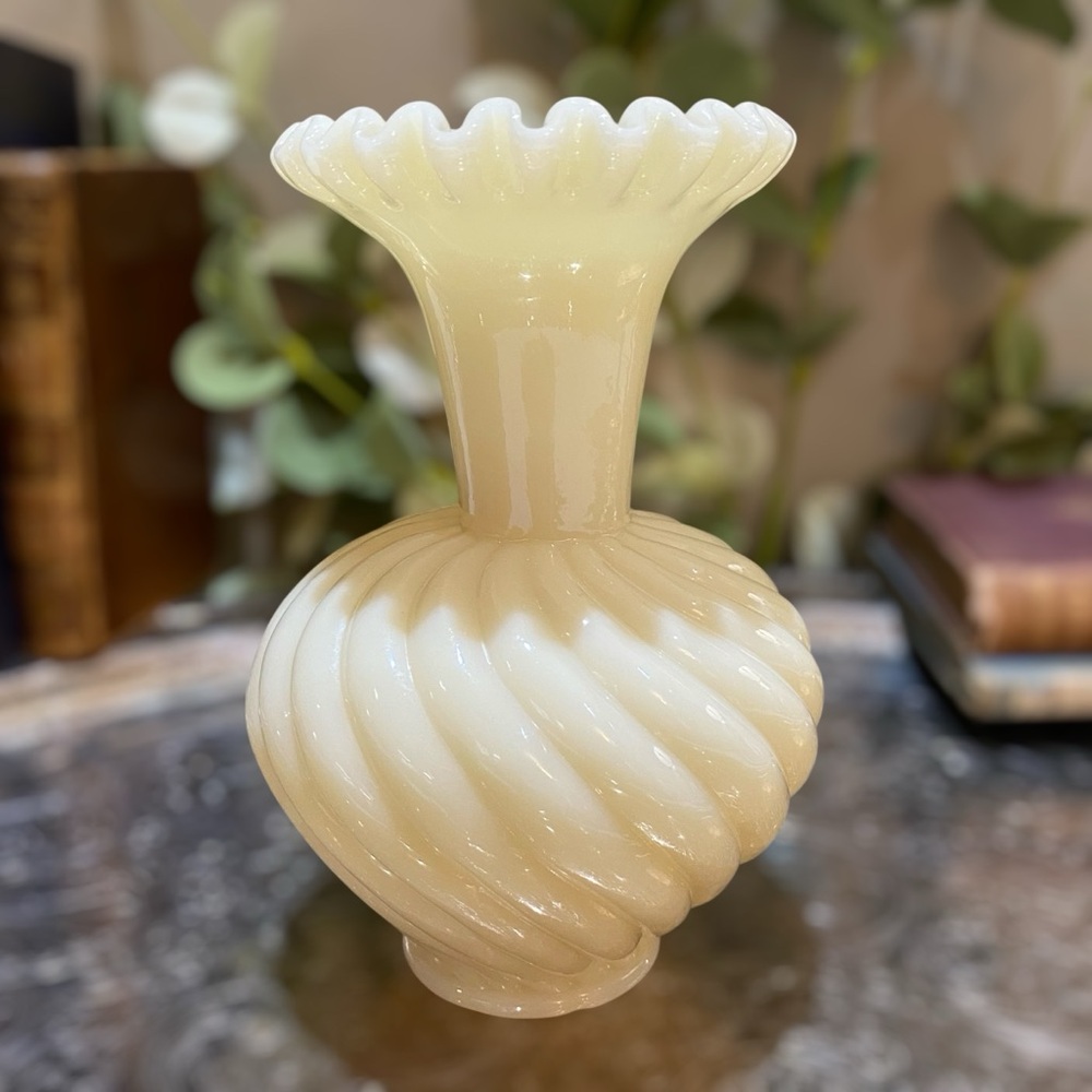 Vintage Fenton Glossy Custard Cream Swirl Glass Vase Ruffled Crimped Spiral - Picture 6 of 6